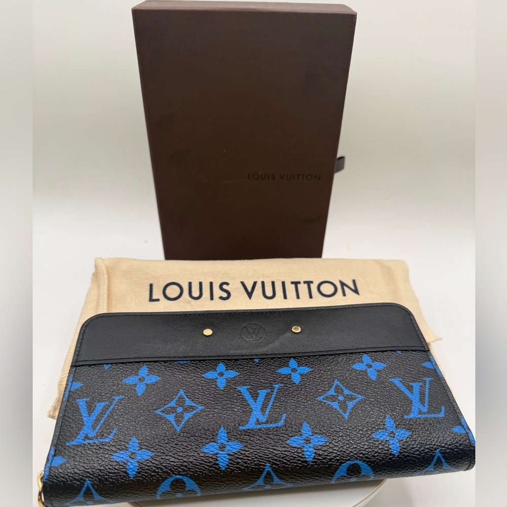 Like new Louis Vuitton Black and Blue Monogram zippy Wallet limited edition